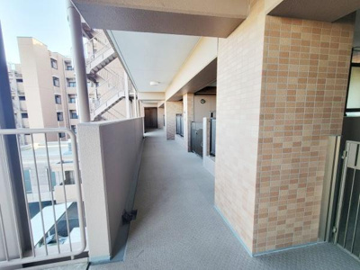 開放感のある共用廊下が魅力的です。風通しも良く快適に利用できます。