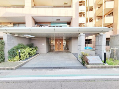 ゆとりのある屋根付きエントランスが天候を気にせず出入りできる安心感を与えます。エントランス周辺には緑が配置されさりげない彩りをプラスしています。