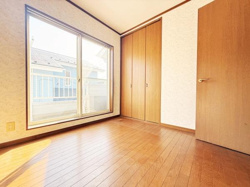 大きな窓から光が差し込む洋室です。収納に便利なクローゼット付きで空間をすっきり使えます。