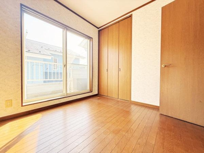 大きな窓から光が差し込む洋室です。収納に便利なクローゼット付きで空間をすっきり使えます。