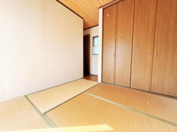 落ち着いた雰囲気の和室です。収納スペースが充実しており整理整頓に便利です。