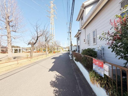 前面道路は広々とした印象で車の通行もゆったりとしています。日当たりも良く街路樹が季節感を演出しています。