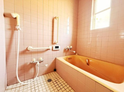 手すりや浴室設備が充実しており快適に利用できます。窓からはしっかりとした採光が入り明るさを感じられます。