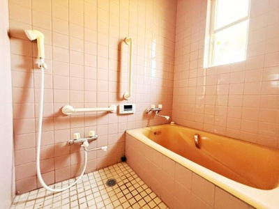 手すりや浴室設備が充実しており快適に利用できます。窓からはしっかりとした採光が入り明るさを感じられます。