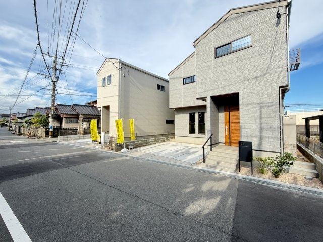 ・前面道路が広いので並列駐車が楽にできます！
