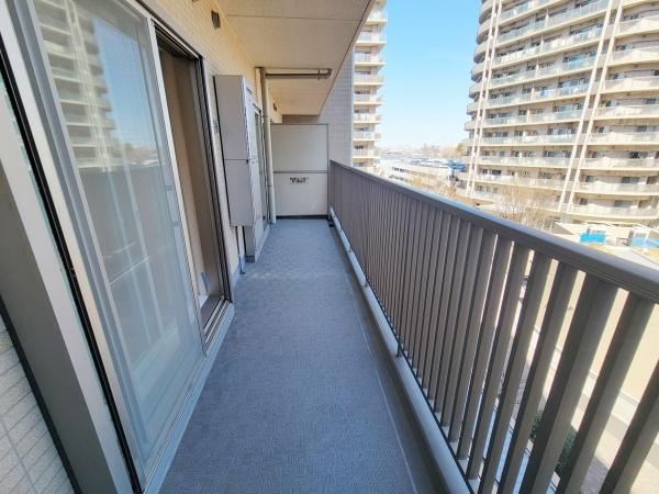 バルコニーは十分な奥行きがあり使いやすい空間です。高層階ならではの開放感が広がります。手すりがしっかりしており安全性にも配慮されています。窓も大きく室内との行き来がスムーズです。