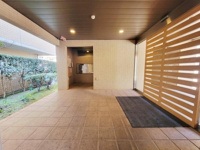 明るく開放感のあるエントランスが建物全体に落ち着いた雰囲気を演出しています。タイル張りの床は清潔感があり手入れがしやすい造りです。植栽がさりげなく彩りを添え来訪者にも好印象を与えます。