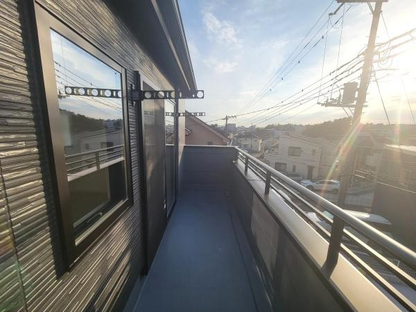 日差しを感じられるバルコニーです。ゆったりとした広さがあり使い勝手の良い空間です。洗濯物を干すための設備も備わっています。窓からの光も差し込み気持ちのよい雰囲気です。