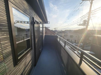 日差しを感じられるバルコニーです。ゆったりとした広さがあり使い勝手の良い空間です。洗濯物を干すための設備も備わっています。窓からの光も差し込み気持ちのよい雰囲気です。