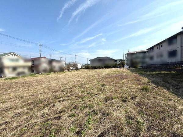 広々とした現地土地写真です。陽当たりが良く開放感があります。周囲には住宅が立ち並んでおり落ち着いた雰囲気です。平坦で使いやすい形状が特徴です。