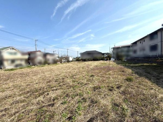 広々とした現地土地写真です。陽当たりが良く開放感があります。周囲には住宅が立ち並んでおり落ち着いた雰囲気です。平坦で使いやすい形状が特徴です。