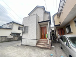 シンプルな外観が印象的な戸建です。玄関前には階段が設けられておりプライバシーにも配慮されています。前面スペースは広めで出入りもしやすそうです。周囲は住宅が並ぶ落ち着いた環境にあります。