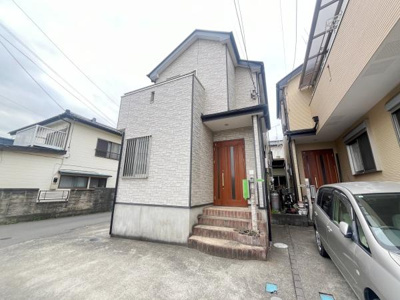 シンプルな外観が印象的な戸建です。玄関前には階段が設けられておりプライバシーにも配慮されています。前面スペースは広めで出入りもしやすそうです。周囲は住宅が並ぶ落ち着いた環境にあります。