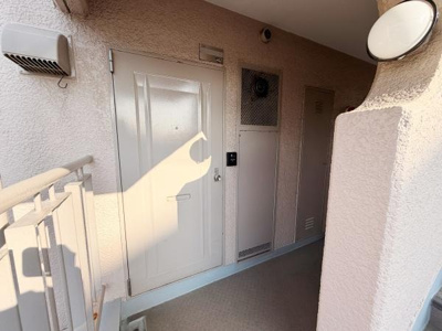 周囲は屋根があるため雨の日も濡れにくい造りです。インターホンや郵便受けも備えられた使い勝手の良い玄関です。共用廊下は清潔に保たれています。