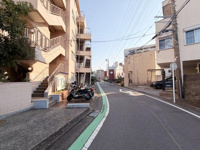 周辺の道路が広く歩道も整備されており交通量も落ち着いた印象です。建物は日当たりの良い立地で複数台分の駐輪スペースも確保されています。街並みが整然としており周辺環境がきれいです。