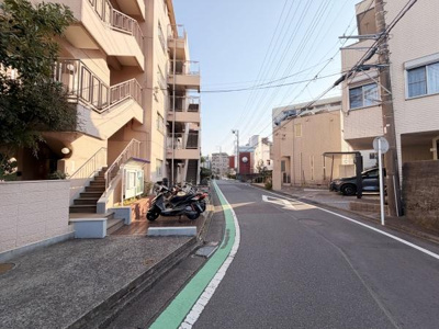 周辺の道路が広く歩道も整備されており交通量も落ち着いた印象です。建物は日当たりの良い立地で複数台分の駐輪スペースも確保されています。街並みが整然としており周辺環境がきれいです。