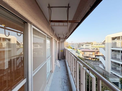 奥行きと幅のあるバルコニーが住空間に開放感を生み出します。外からの光がしっかりと差し込む設計です。
