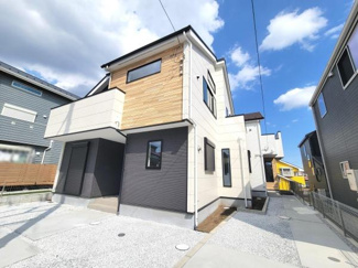 外観はモダンなデザインで明るい色合いが印象的です。建物のフォルムがすっきりとまとまっています。バルコニーや窓配置が目を引きます。青空に映える外壁が特徴的です。全体のシルエットがスタイリッシュです。