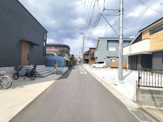 前面道路が広く車の出し入れもしやすい環境です。ゆったりとした道路幅で見通しも良好です。周囲には新しい住宅が建ち並び現地の落ち着いた雰囲気が感じられます。駐車スペースも確保しやすい道路環境です。