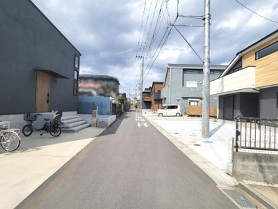 前面道路が広く車の出し入れもしやすい環境です。ゆったりとした道路幅で見通しも良好です。周囲には新しい住宅が建ち並び現地の落ち着いた雰囲気が感じられます。駐車スペースも確保しやすい道路環境です。