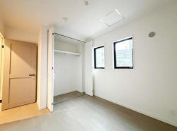 清潔感のある明るいトイレです。小窓からの自然光が空間に広がります。壁の収納スペースがすっきりとしています。床はシンプルなデザインで清掃もしやすい印象です。落ち着いた色合いで統一されています。