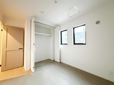清潔感のある明るいトイレです。小窓からの自然光が空間に広がります。壁の収納スペースがすっきりとしています。床はシンプルなデザインで清掃もしやすい印象です。落ち着いた色合いで統一されています。