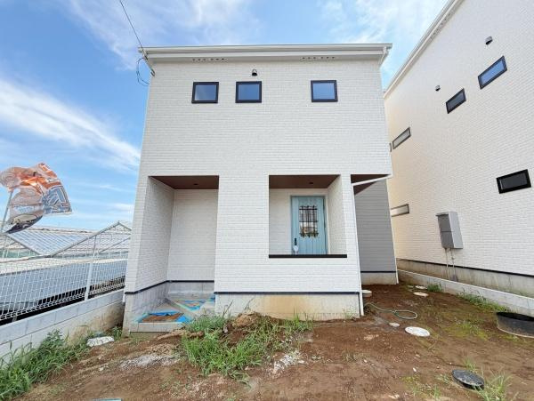 モダンな外観デザインが印象的な建物です。角地に位置しており周囲との距離感が確保されています。ツートンカラーの外壁が個性的なアクセントとなっています。シンプルながら存在感のある外観です。