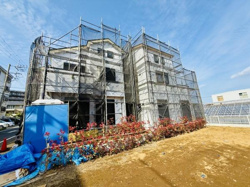 外観は現在建設中で足場が設置されています。広い敷地にゆとりが感じられる配置です。周辺には植栽が施されており鮮やかな緑が建物を囲んでいます。青空と調和した明るい外観が印象的です。