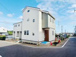 モダンな外観デザインが印象的な建物です。角地に位置しており周囲との距離感が確保されています。ツートンカラーの外壁が個性的なアクセントとなっています。シンプルながら存在感のある外観です。