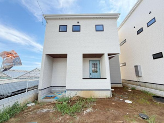 モダンな外観デザインが印象的な建物です。角地に位置しており周囲との距離感が確保されています。ツートンカラーの外壁が個性的なアクセントとなっています。シンプルながら存在感のある外観です。