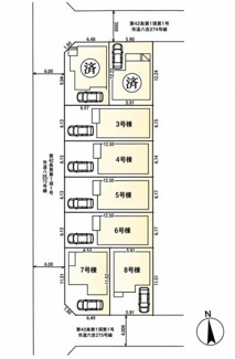全8区画の配置が見やすく掲載されています。各区画に駐車スペースが設けられています。敷地形状や接道状況が一目で確認できます。建物の配置や車庫の位置関係も分かりやすい区画図です。
