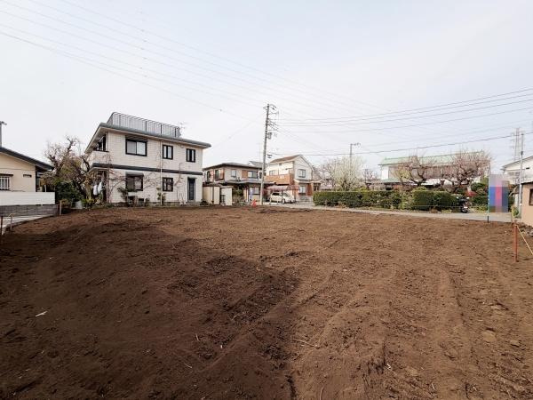 周辺には落ち着いた雰囲気の住宅が立ち並び整った街並みが広がっています。敷地はゆとりあるスペースで多様なプランに対応できます。