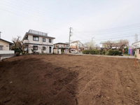 周辺には落ち着いた雰囲気の住宅が立ち並び整った街並みが広がっています。敷地はゆとりあるスペースで多様なプランに対応できます。
