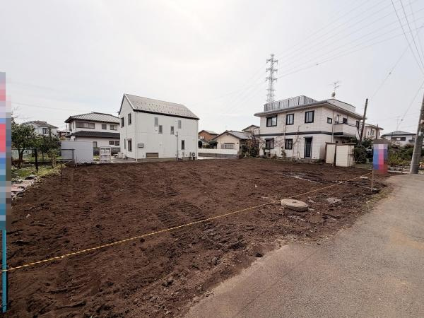 現地は整地されたきれいな土地となっております。前面道路はアスファルト舗装されておりしっかりとした印象です。