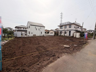現地は整地されたきれいな土地となっております。前面道路はアスファルト舗装されておりしっかりとした印象です。