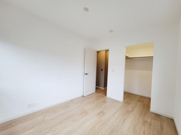 収納スペースがしっかり確保されていて部屋全体がすっきりとした印象です。白を基調とした内装が明るさを引き立てます。床材の色合いも落ち着きがありさまざまなインテリアに合わせやすい空間です。
