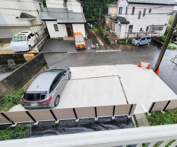 現地からの眺望は周辺の住宅街や道路が見渡せます。駐車スペースも視界に入り全体的に落ち着いた印象です。車の出し入れがしやすそうな配置で日常の様子が一目でわかります。道路との距離感もつかみやすい眺望です。