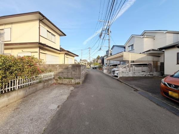 周辺には住宅が立ち並び落ち着いた雰囲気が広がっています。前面道路は幅員がしっかりと確保されており車の出入りもスムーズに行えます。街並みに調和した外観が印象的です。日当たりも良好で開放感があります。