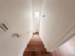 階段部分には手すりがしっかり設置されていて安全面に配慮された設計です。小窓が設けられており明かりをしっかり取り込めます。