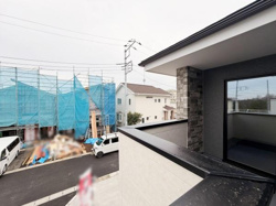 開放感のあるバルコニーは外からの光をしっかりと取り入れゆとりのある空間を実現しています。落ち着いた色合いの外観が建物全体と調和しています。隣家との適度な距離感も感じられる配置です。