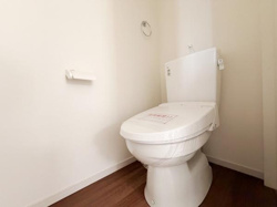 明るい印象のトイレ空間です。ゆったりとしたスペースが確保されています。清潔感のあるデザインが特徴です。