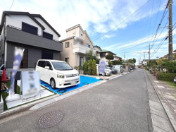 周辺は落ち着いた雰囲気で幅広い道路が続いています。前面道路は見通しが良く車の出し入れも容易です。住宅が整然と並んでいるエリアです。歩道も確保されており日当たりも良好です。