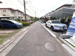 落ち着いた雰囲気の住宅街に位置し周囲には優しい街並みが広がっています。道路幅も余裕があるため車の出入りもスムーズです。前面道路が整備されており住環境の快適さが感じられます。