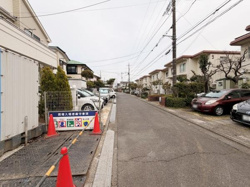 前面道路はすっきりとした印象で道路幅も広めです。見通しの良い直線道路で車の出し入れも行いやすそうです。