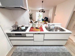 白を基調としたキッチンは清潔感があり毎日の作業が快適です。広々としたカウンターは調理や盛り付けがしやすい設計です。収納スペースも豊富で整理整頓がしやすい点が特長です。