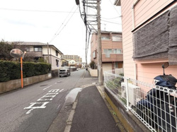 前面道路は舗装されており歩道もしっかり整備されています。周囲には住宅が並び落ち着いた雰囲気を感じます。交通量も控えめで現地の様子がわかりやすい写真です。道幅も広く車の出入りがスムーズに行えます。