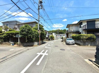 前面道路幅がしっかりと確保されており車の出入りもスムーズに行えます。