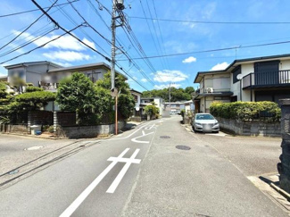 前面道路幅がしっかりと確保されており車の出入りもスムーズに行えます。