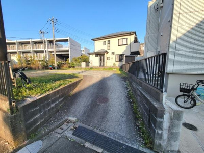 日当たりがしっかり確保された現地土地写真です。周囲には落ち着いた住宅が立ち並び安心感があります。幅広い用途に対応できる形状が魅力的です。前面道路も整備されており車両の出し入れがしやすい印象です。