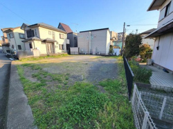 陽当たりの良い現地土地写真です。前面道路が整備されており通行にも便利です。周囲には住宅が並び落ち着いた雰囲気のエリアになっています。整った区画形状で使い勝手も良好です。